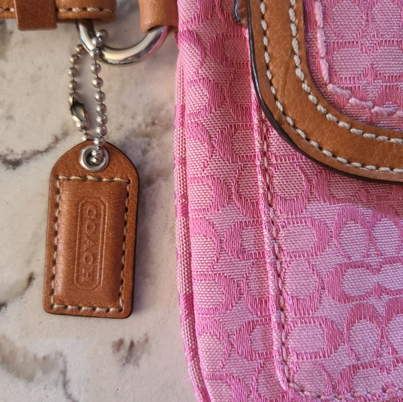 Coach Wristlet, pink signature canvas - Picture 3 of 7